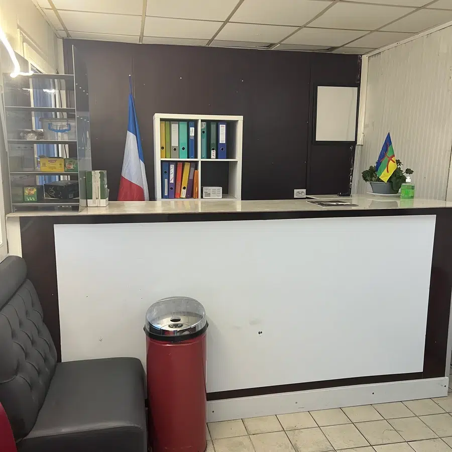 Réception avec drapeaux et classeurs