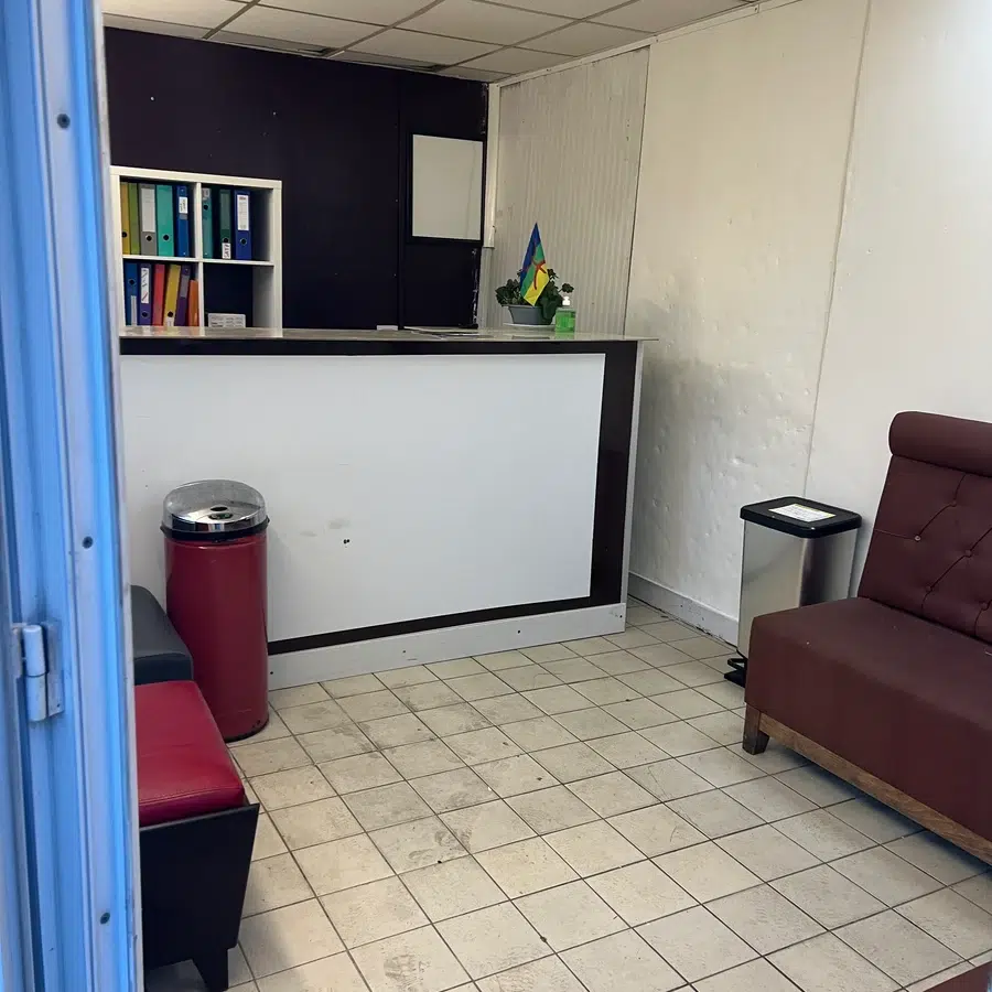 Salle d'attente avec comptoir