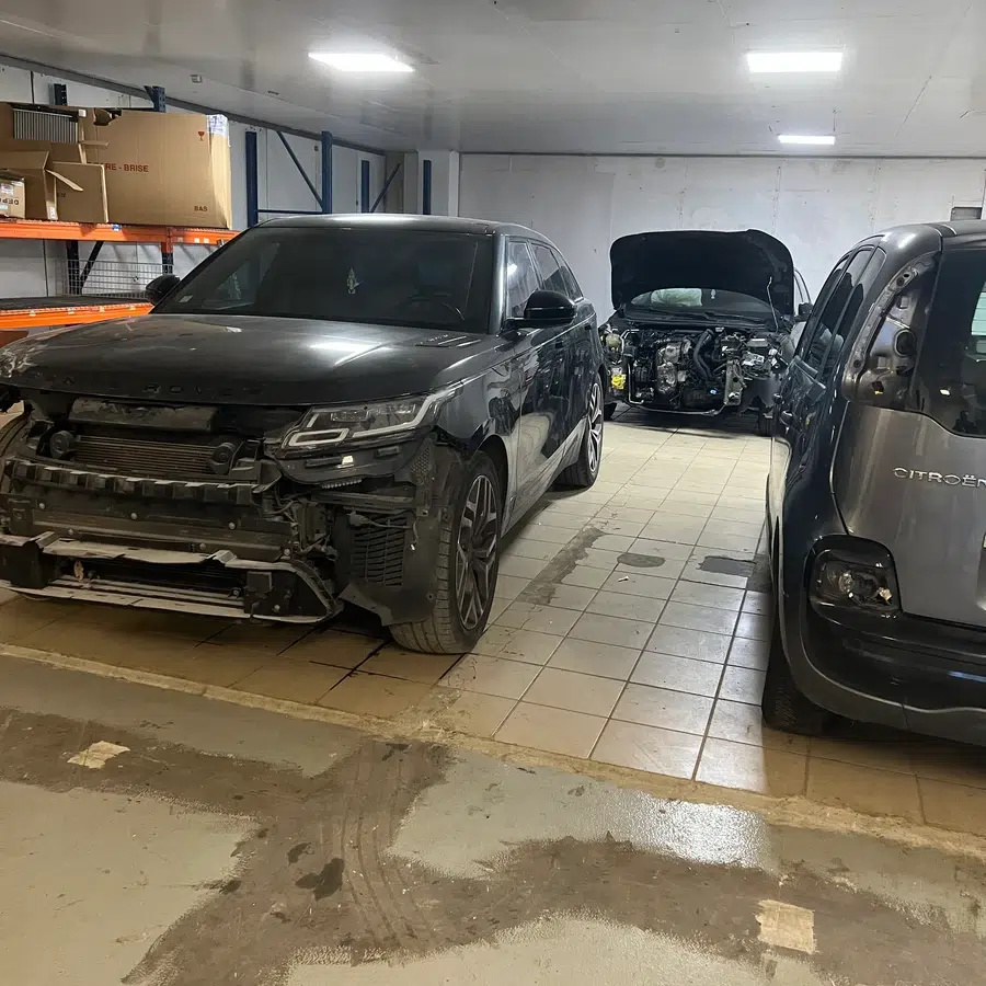 Réparation de voitures dans un garage Voitures endommagées dans un garage