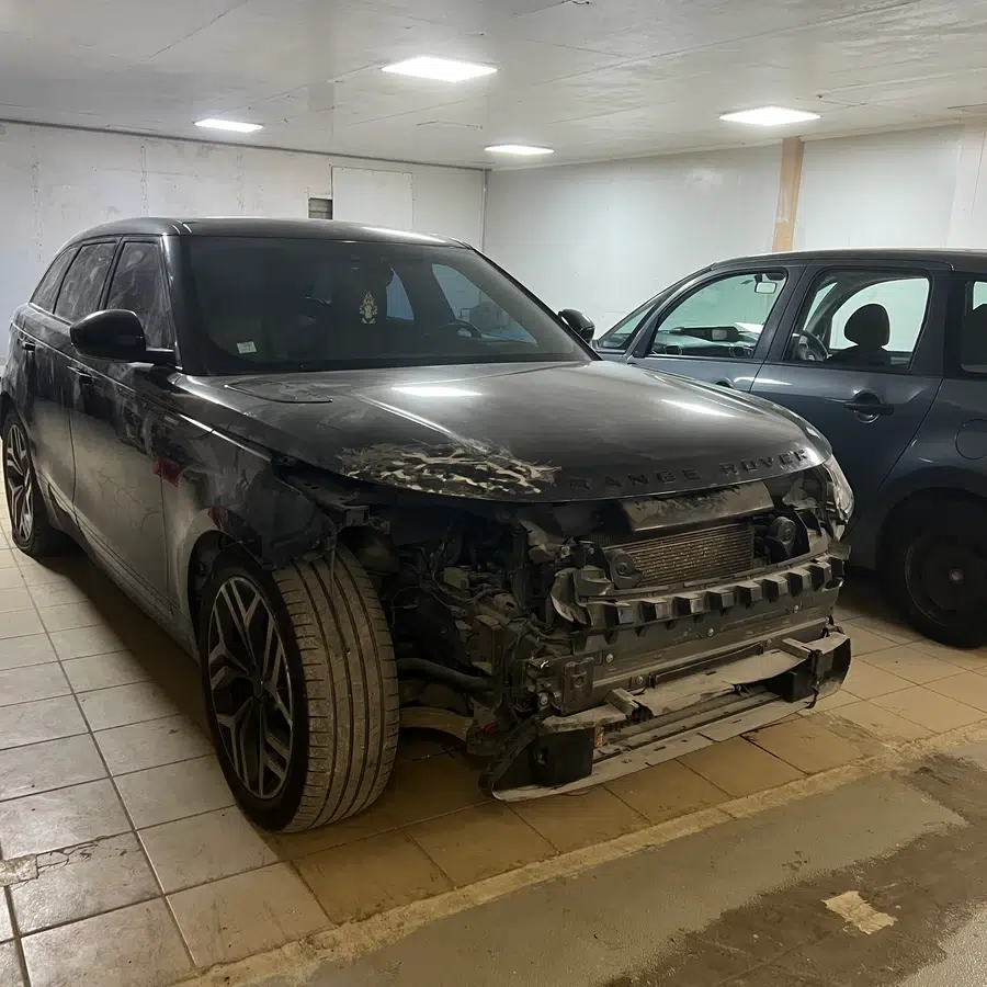 Voiture Range Rover accidentée dans un garage