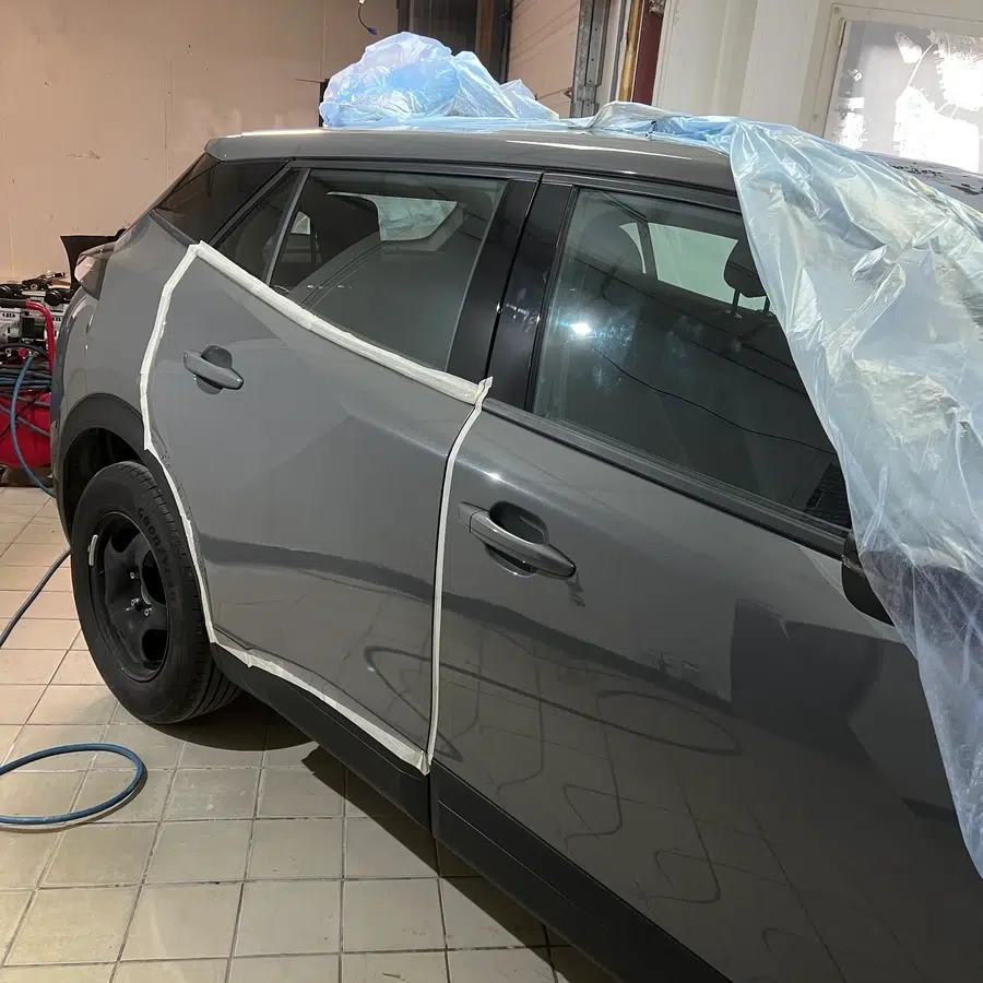 Préparation de peinture automobile Voiture avec film de protection sur la porte