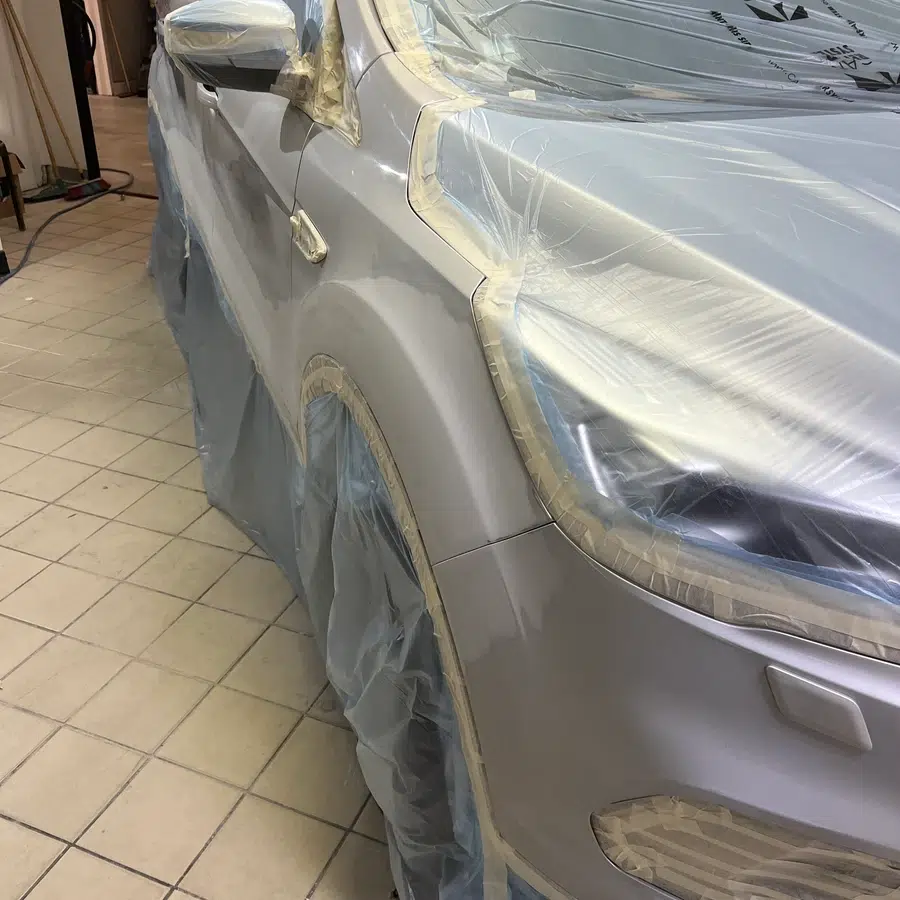 Préparation de voiture pour peinture Voiture préparée pour peinture